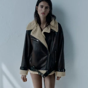 zara populär jacka - Säljer denna ursnygga jacka från zara, helt slutsåld❣️ knappt använd, nypris var 999 kr🪩 perfekt till hösten!