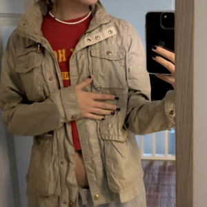 beige esprit jacka!! - En sval och cool esprit jacka som är beige, den har många feta detaljer och har aldrig använts! pris kan diskuteras:)