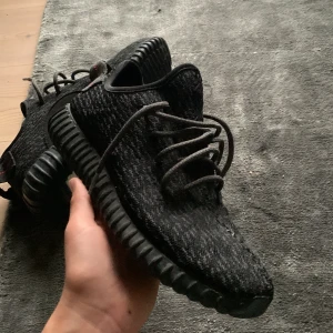 Yeezy 350 black pirate 2015 - Säljer mina as feta yeezy 350 black pirate 2015. Säljer för de tyvärr it passar mig längre. Har it box kvar. Har använt då och då. Cond 8/10