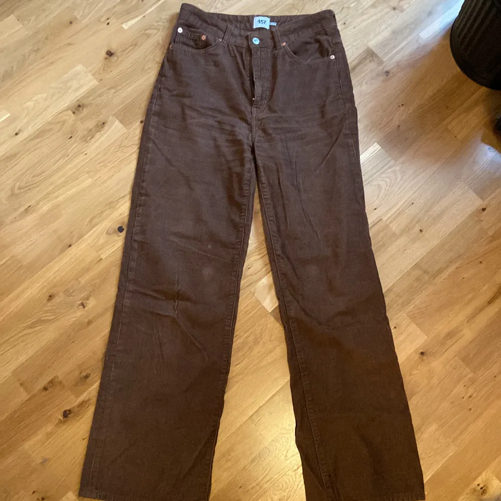 Bruna manchesterbyxor från 157. Strorlek M. Innerbenslängd 80 cm. Jeans & Byxor.