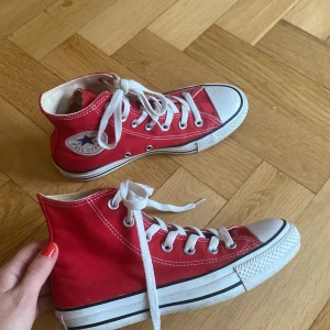 Converse - Röda höga converse i storlek 37. Köpta second hand men aldrig använda tyvärr. Superfint skick, ser nästan oanvända ut!💕