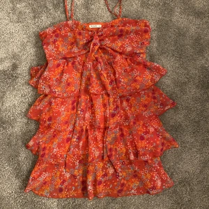 Röd volang klänning - Jättefin volangklänning från Vila. Säljer då jag råkade beställa storlek L. Köpt för 399kr💕 Kan sänka pris vid snabb affär!!