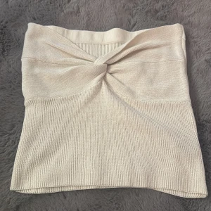 shein tube topp - köpt från shein och har aldrig använts pga gillar ej hur den ser ut på mig. den är i storlek xs men skulle säga den passar som s också🫶