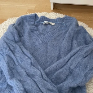 Stickad tröja  - Jättesöt stickad tröja i en himmelsblå färg💙Storlek xs men passar även en S!