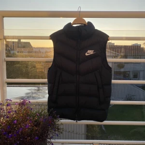 Nike väst  - Snygg Nike väst i storlek M. Väldigt bra skick. Nypris: 1100kr. Köpt på JDsport. 