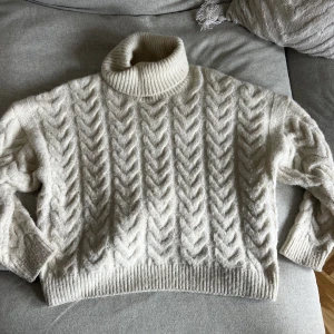 Stickad tröja - Väldigt tjock stickad tröja som är jätte mysig. Håller värmen bra och är jätte fin🤍Perfekt för den som letar efter en oversized stickad tröja!💕 Säljes då den inte kommer till användning längre💕