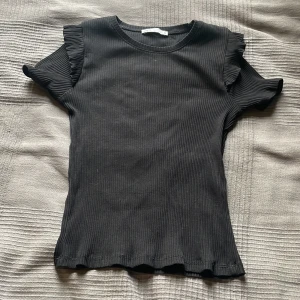 Volang tröja - Jätte fin svart volang tröja