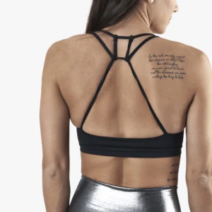 Sport-bh NIKE - Indy bra non pad från Nike. Har klippt bort lappen så vet inte vilken storlek. Men tight på mig som vanligtvis är M i toppar. Sparsamt använd. Köpare står för frakt.