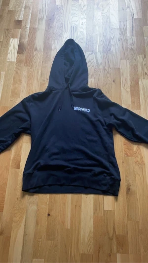Moschino Hoodie - Jag säljer min hoodie som jag fick i present för ett tag sedan, tröjan är i storlek XL och är därför för stor för mig. Den är använd ett fåtal gånger och är i bra skick. Nypris ligger runt 4000kr.  Mitt pris 1500kr✅ Hör av er för mer information👍🏻