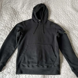 Stone island hoodie  - Tjena jag säljer min helt oanvända stone island hoodie, köpte hoodien för 2 år sedan på NK i Göteborg. Skick 9/10 Storlek S/M