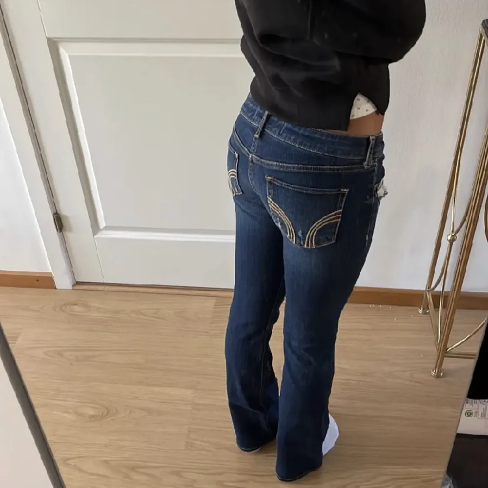 Lågmidejade jeans från Hollister. Bild 1&2 är lånade, obs samma modell på jeansen fast de jag säljer har hål på knäna istället!!💗fri frakt!. Jeans & Byxor.