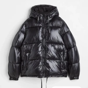 Hm puffer jacket  - Säljer världens bästa vinterjacka från hm i storlek M som är helt slutsåld. Säljs pågrund av att jag råkade köpa två förra vintern, skriv vid frågor 💞💞