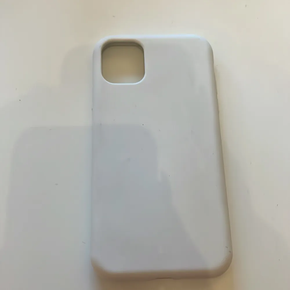 Ett vitt mobilskal till iPhone 11. Använd några gånger men är i nyckick!. Asusteet.