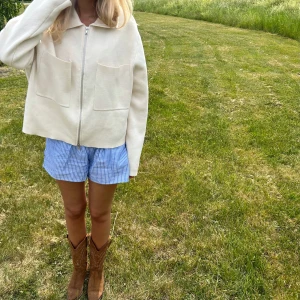 Vit kofta - Super söt kofta från Åhléns! Snyggt oversize på mig som brukar ha S