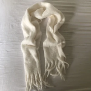 Oversized fluffig halsduk - Stor fluffig halsduk i en varmvit färg, knappt använd. Längd: 93cmx2. Köparen står för frakt 