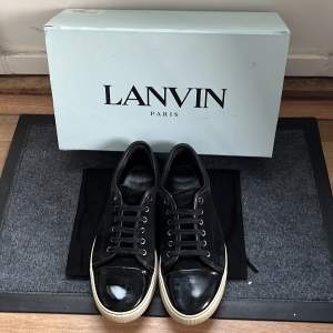 Lanvin skor i bra skick som kan bli dina för 2800kr. Storlek:UK6 alltså ungefär 41/42 färg: svart. Box och dustbag medföljs.   Pris kan diskuteras.