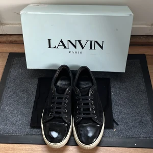 Lanvin  - Lanvin skor i bra skick som kan bli dina för 2800kr. Storlek:UK6 alltså ungefär 41/42 färg: svart. Box och dustbag medföljs.   Pris kan diskuteras.