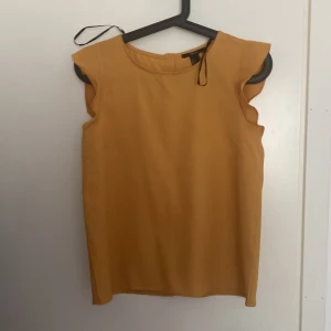 Blus - Blus med knappar baktill