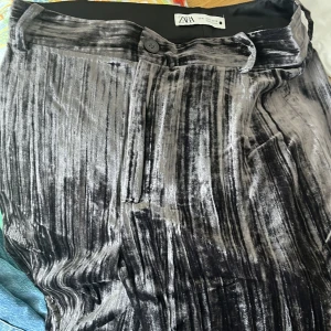 Zara  - Oanvänd byxor från Zara och storleken är M. 