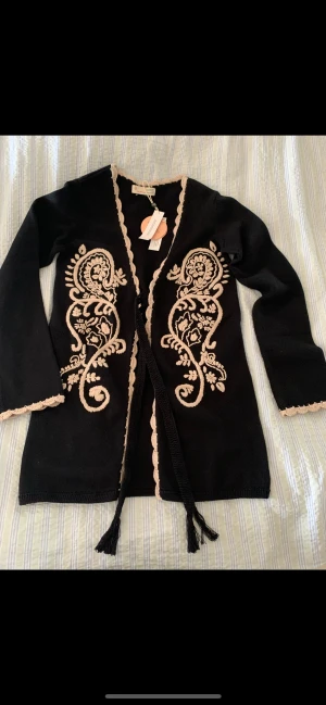 Odd Molly kofta - Oddmolly Hilda Knitted Cardigan Almost Black Helt ny, endast provad, köpte till min mamma men den passade inte! Strl 0/XS Ordinarie pris: 1895kr Priset kan diskuteras om de är snabb affär!💕