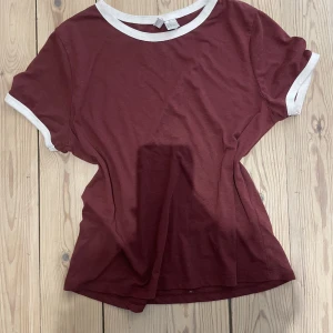 Röd t-shirt - Röd och vit t-shirt perfect 70-80 tals vibe