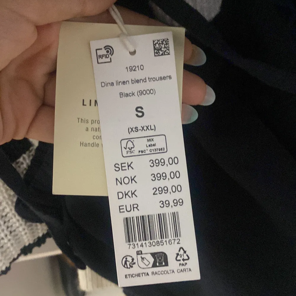 Säljer helt oanvända linnebyxor från Gina tricot. Köpta för 400 säljer för 330 +gratis frakt. 💗storlek s. Jeans & Byxor.