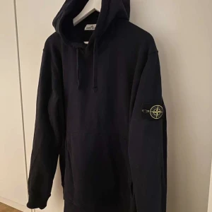 Stone island hoodie  - Mörkblå Stone island hoodie säljes, köpt från nk och kvitto samt tags finns. Storlek XL men sitter mer som L Använd 2-3 gånger så nyskick.  1400kr Nypris: 3500kr
