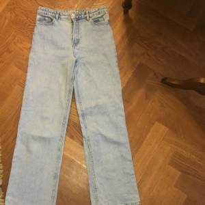 Snygga jeans från Lindex i storlek 152. Modellen heter Vanja och dem är vida och har ganska hög midja. Färgen är ljusblå och dem har inga synliga defekter. Säljer för 80kr💗