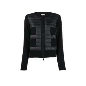 Moncler cardigan  - INTRESSEKOLL på denna as fina cardiganen från moncler. Självklart äkta (äkthets bevis finns) och så fint skick. Storlek M men passar xs/s då de är små i storleken! 