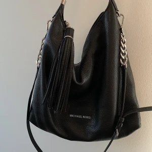 MICHAEL KORS HANDVÄSKA - Michael Kors Large Black Slouch Hobo i bra skick.  Svart Läder Avtagbar rem