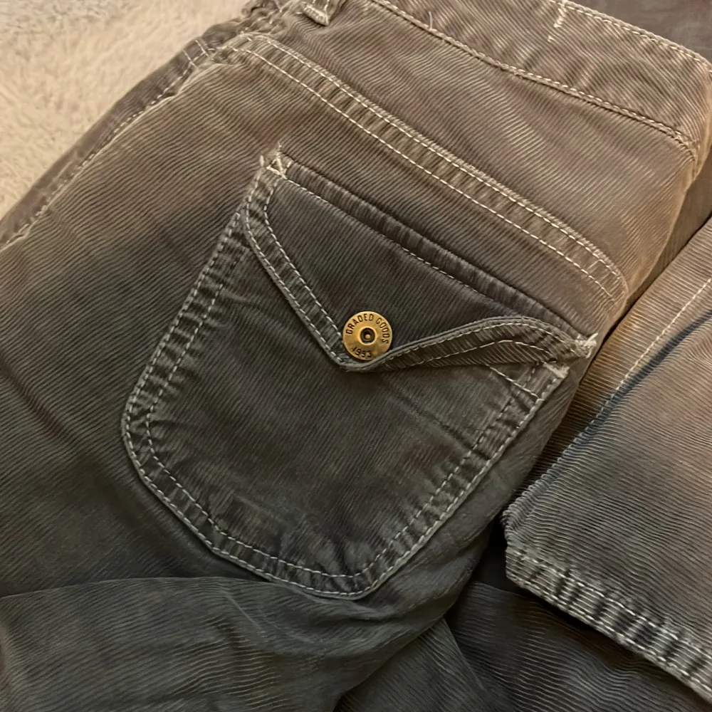 Säljer mina lågmidjade byxor då dom är för tajta i midjan jag har 30/25 och dom passar mig i längden men inte i midjan Jätte bra skick🩷. Jeans & Byxor.