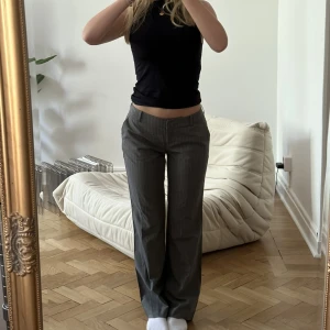 Kostymbyxor  - Jättefina gråa kostymbyxor 🤍 står ingen storlek med gissar på XS/S 