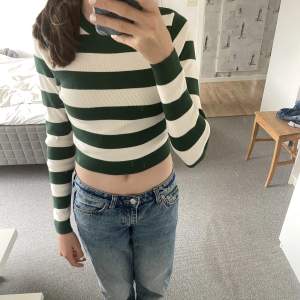 Säljer min randiga tröja från Zara, köpt för något år sedan men har bara legat i garderoben. Aldrig använd och precis som ny😇 Ungefär som en randig, långärmad croptop med färgerna grön och krämvit😊 Tveka inte att kontakta mig vid frågor och funderingar💓😍