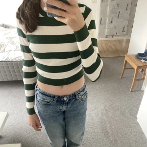 Randig Zara tröja - Säljer min randiga tröja från Zara, köpt för något år sedan men har bara legat i garderoben. Aldrig använd och precis som ny😇 Ungefär som en randig, långärmad croptop med färgerna grön och krämvit😊 Tveka inte att kontakta mig vid frågor och funderingar💓😍