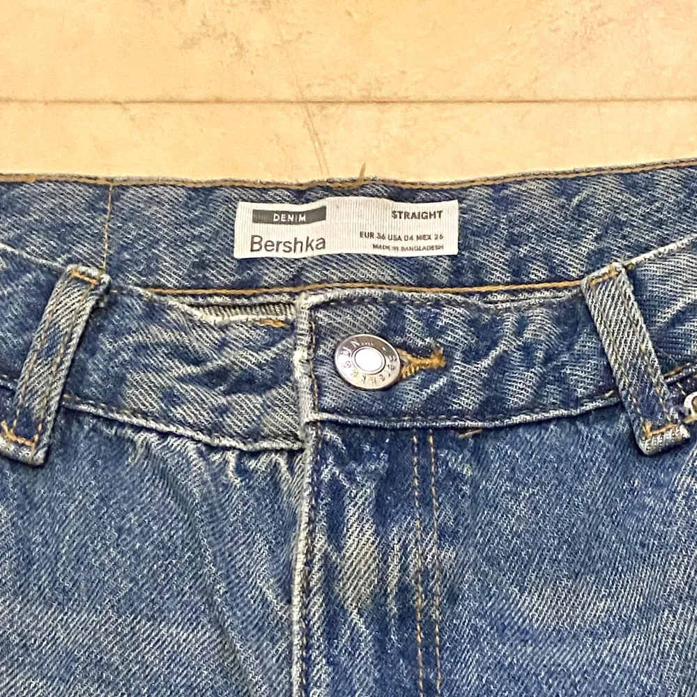 As snygga raka jeans från Bershka! Säljer då jag har ett annat par i nästan exakt samma färg och använt väldigt sällan😋  Nyskick!!  Är storlek 27/32 (36). Jeans & Byxor.