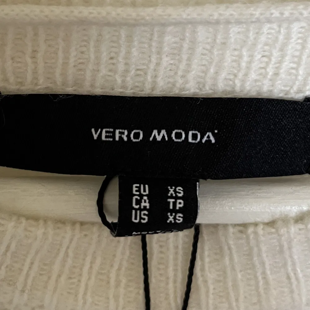 Stickad tröja från Vero moda i storlek xs. På bilden har jag ett linne under. Tröjan har puffiga axlar, är i bra skick och aldrig använd.. Tröjor & Koftor.
