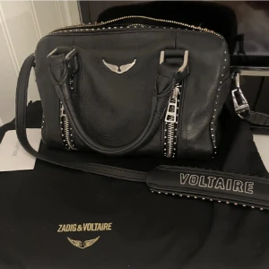 Zadig väska xs sunny  - Säljer min Zadig väska! Inte i nyskick men i bra skick, defekter där metallet tappat färg och lite slitningar osv finns, skriv privat för mer info