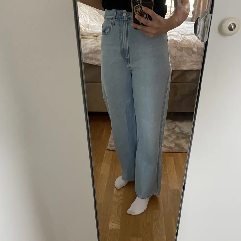 Fina high loose jeans från Levis. Använd någon enstaka gång  Passar mig som har storlek 36 i jeans och är 174cm. Jeans & Byxor.