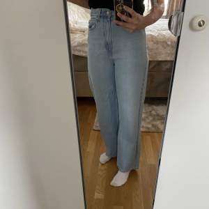 Fina high loose jeans från Levis. Använd någon enstaka gång  Passar mig som har storlek 36 i jeans och är 174cm