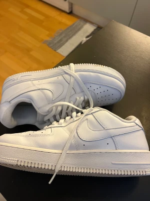 Air force 1 vita herr - Helt fräscha fina Air Force i nytt skick. De finns i storlek 44,5 och 45. Dessa finns att fraktas och lämnas på plats också.   Vid snabb affär går det att diskutera priset  