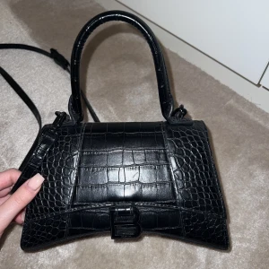Balenciaga hourglass väska  - I bra skick. Liten modell. Axelremsväska med avtagbart band. 