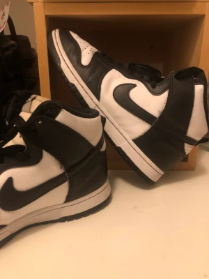 Nike Dunk Panda  - Säljer panda dunks som är i fint skick i färgen, lite crease samt skråma men annars en fin sko. 