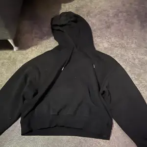 Säljer denna vanliga svarta hoodie då ja inte använt den. Bra skick somsagt den e aldrig använd