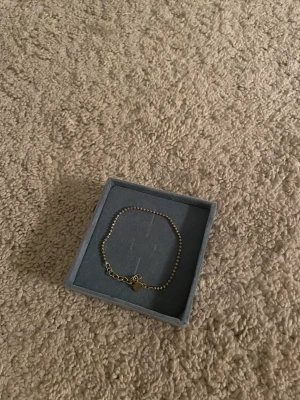BLUE BILLIE ARMBAND 💝 - Skitsnyggt armband för blue billie! Aldrig använt med box kvar som man får med när man köper!  Orginalpris: 600/650! Mitt pris: 270kr 