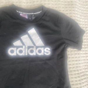 t-shirt - säljer min adidas t-shirt då jag har en precis likadan. jättebra skick