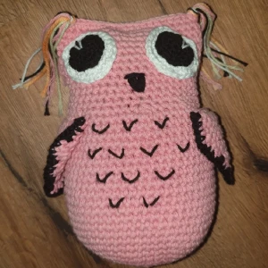 Virkad uggla🦉 - Handgjord, virkad rosa uggla. Gjort själv så tog ett par timmar! (Säljer endast denna!!) Skriv gärna vid eventuella frågor❗