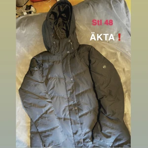 Vinterjacka FIVE SEASONS - Varm vinterjacka äkta five seasons, varit till användning 1 gång. Allting är i god skick förutom luvan där det är trådar som är uppsprättade, kan döljas med fuskpäls. Köpt för 1600kr