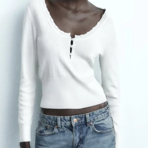 Stickad tröja - Denna stickade tröjan från Zara. Aldrig använd💖 köpt för 299kr😊