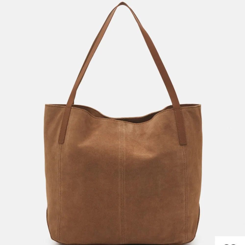 Säljer denna helt nya mocka väska från Anna Field. Har bara använt en gång. Nypris 539kr och säljer för 450kr. . Väskor.