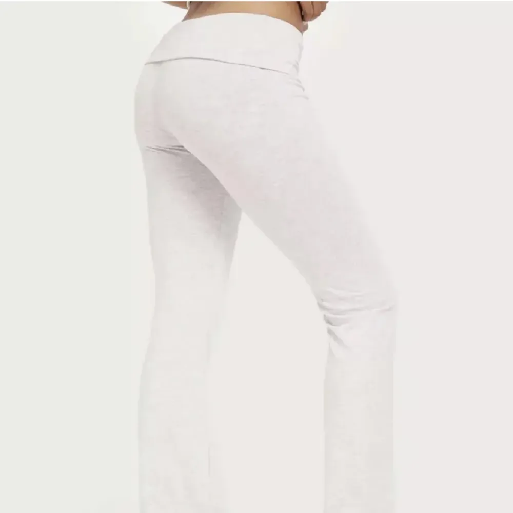 Ljusgrå yogapants från Nelly i storlek S. Populära och slutsålda på hemsidan.. Jeans & Byxor.